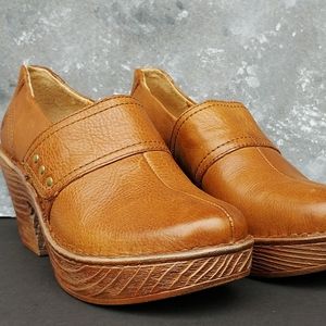 Born "Samira" Clogs in Golden Sand